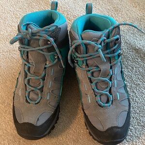 Clorts  women’s size 7.5 hiking boots great condition!